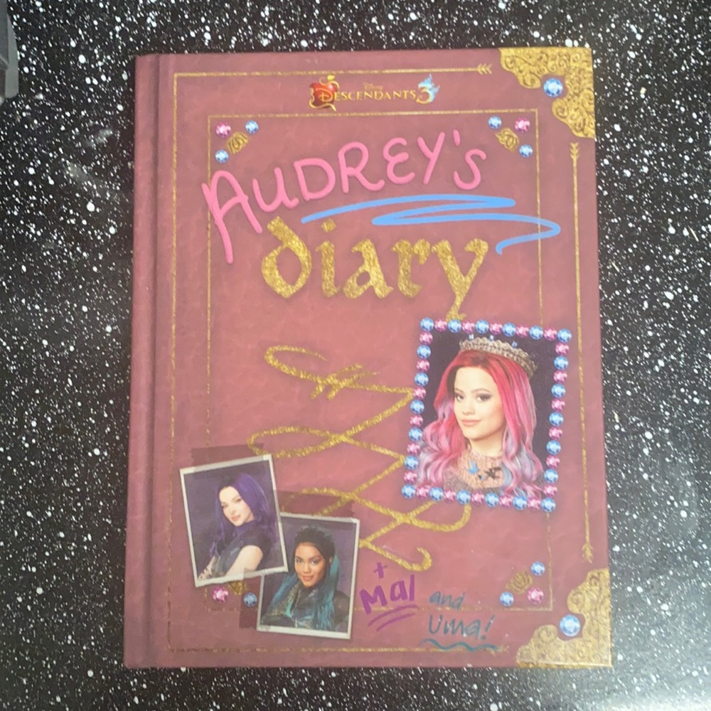 💎🍎 Desecendants 3 - 👑 Audrey’s Diary 📔💎